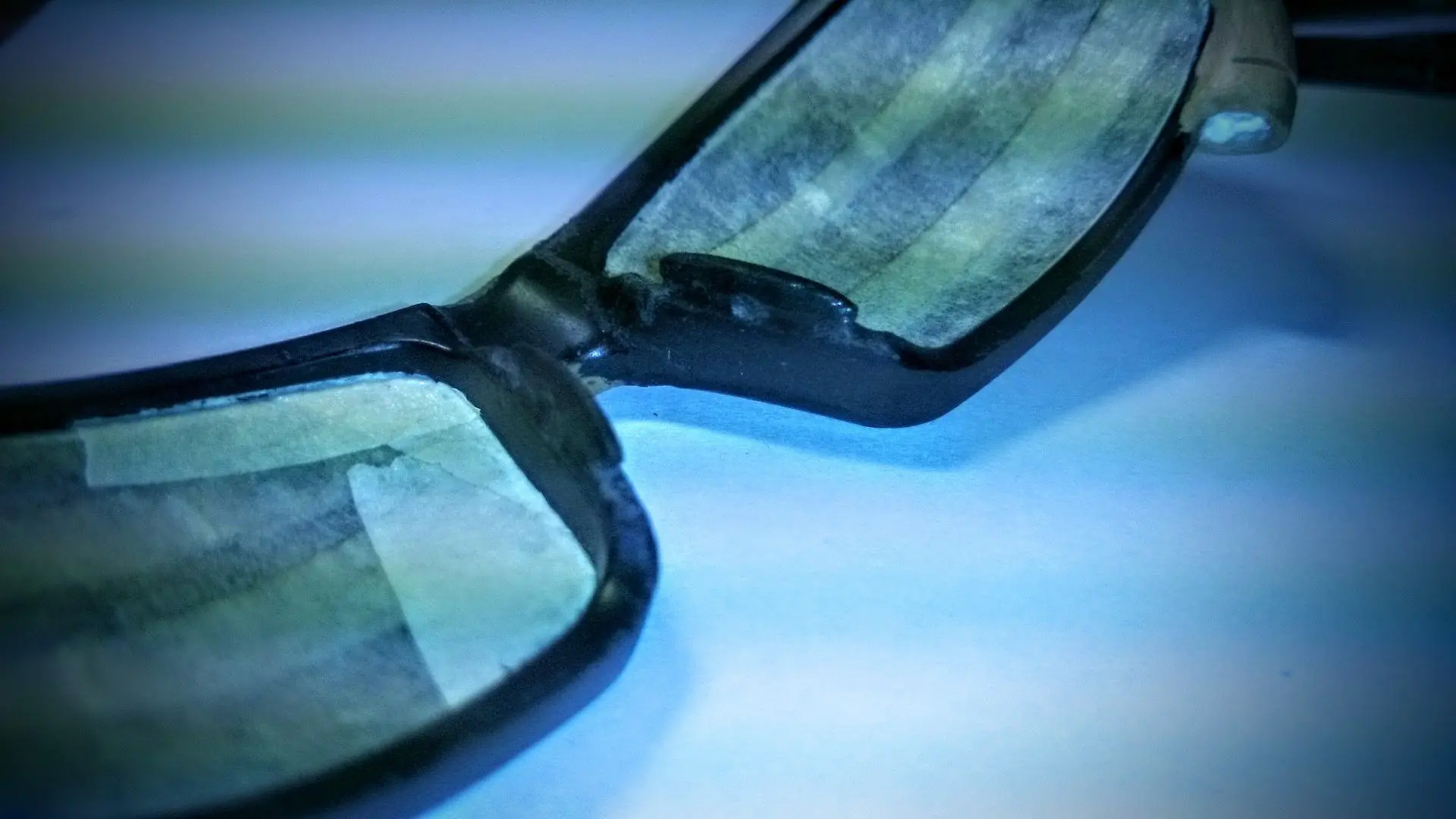 Quería estos anteojos. Cuanto valen? No dejá, me los hago yo