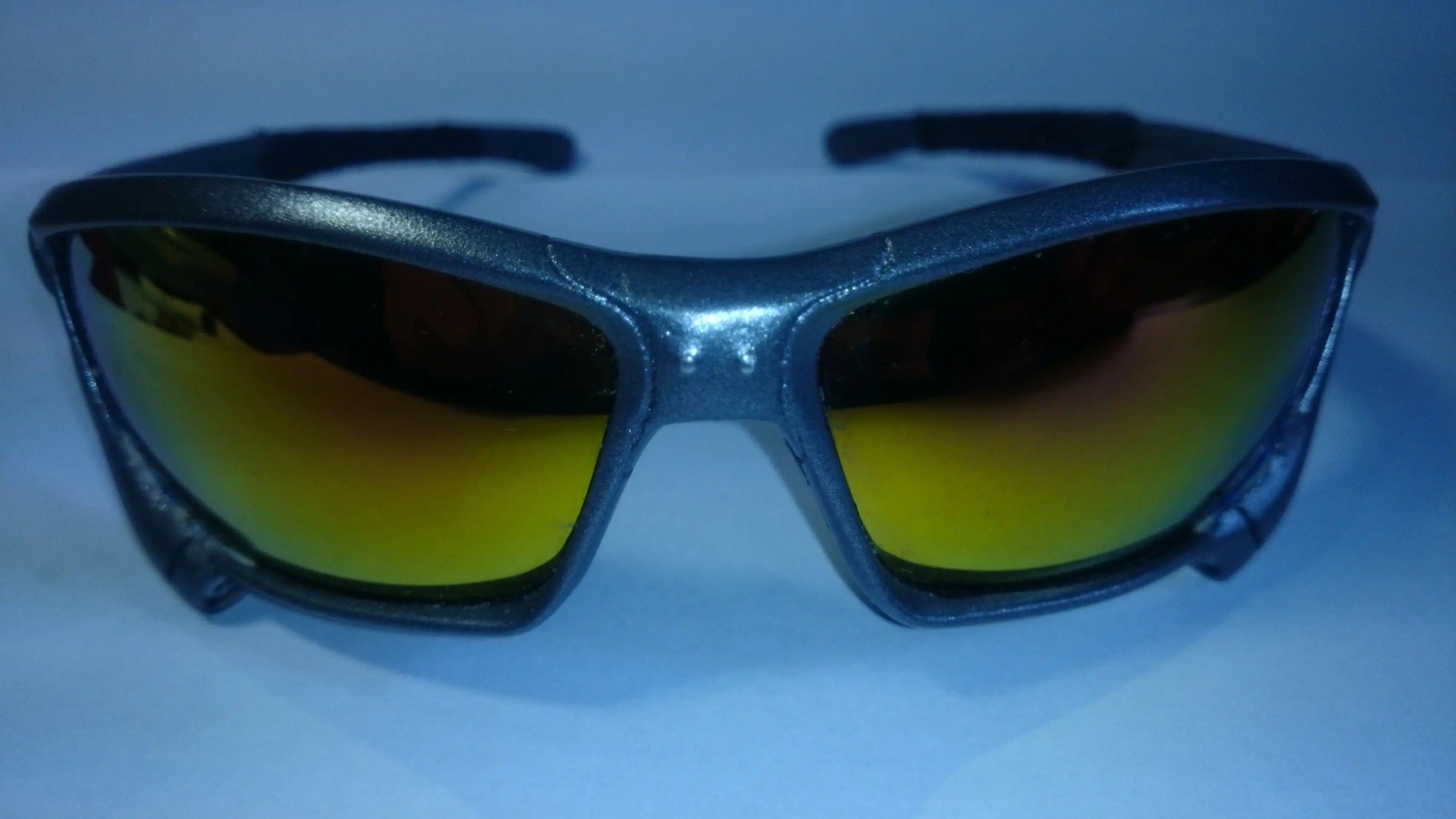 Quería estos anteojos. Cuanto valen? No dejá, me los hago yo