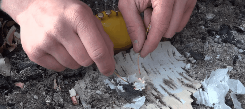 Cómo encender una fogata usando un limón