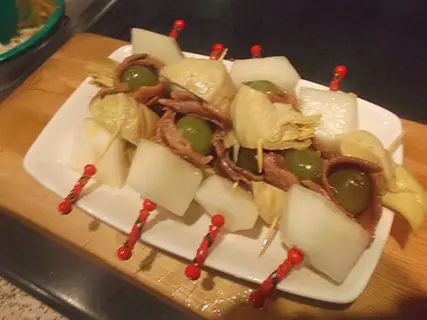 Banderillas de melon, sardinas y alcachofas