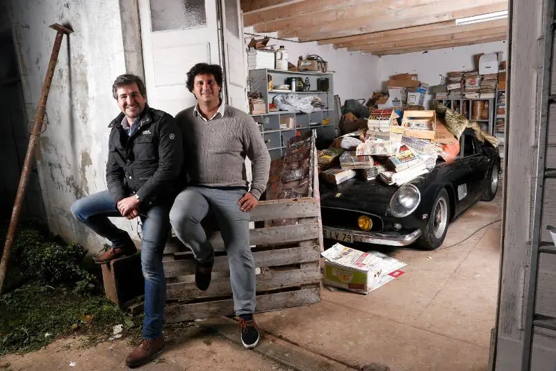 La increíble colección de 60 autos abandonada en una granja