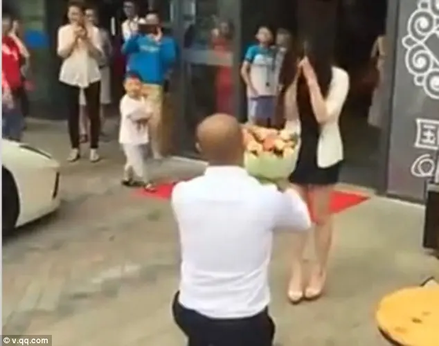 Gasto una fortune para pedirle casamiento y lo rechazaron