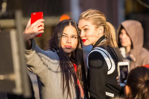 ¿Hacerse 'selfies' puede ser perjudicial para tu piel?
