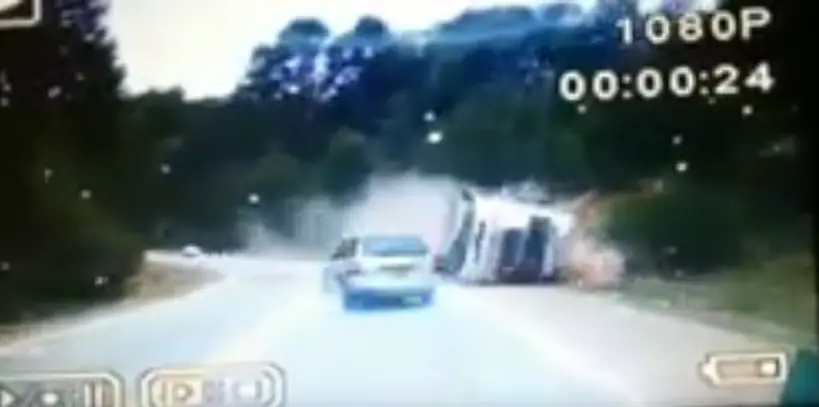 Video: así fue el vuelco del camión en La Angostura, Neuquen