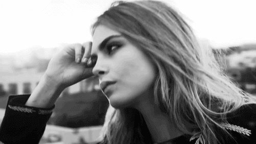 Emma Watson se encuentra con Cara Delevingne en un concierto Emma Watson se encuentra con Cara Delevingne en un concierto