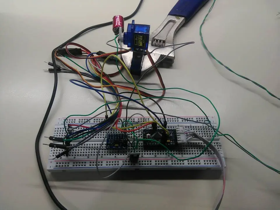 Hice un láser controlado por un giroscopio y servos