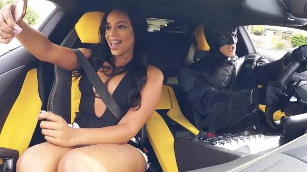 Qué pasa si pedis un taxi y llega Batman con un Lamborghini?