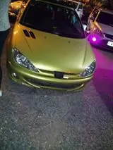 Bajo el auto al piso y pasa verguenza (Videos y Fotos)