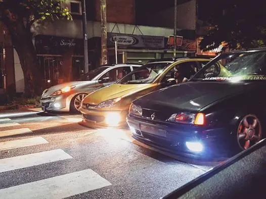 Bajo el auto al piso y pasa verguenza (Videos y Fotos) Bajo el auto al piso y pasa verguenza (Videos y Fotos)