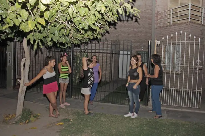 chicos se caen del techo