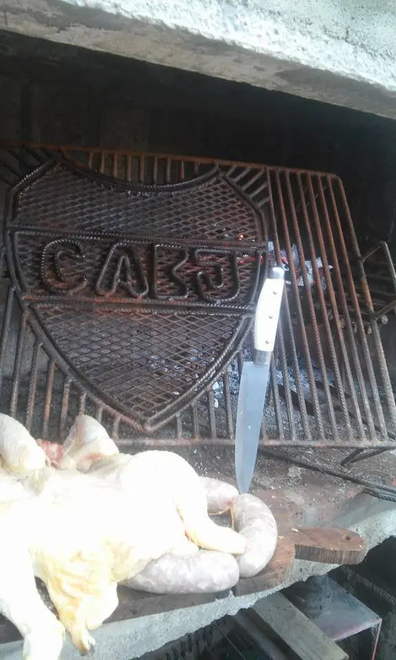 En cuál de estas parrillas harías un buen asado? En cuál de estas parrillas harías un buen asado?