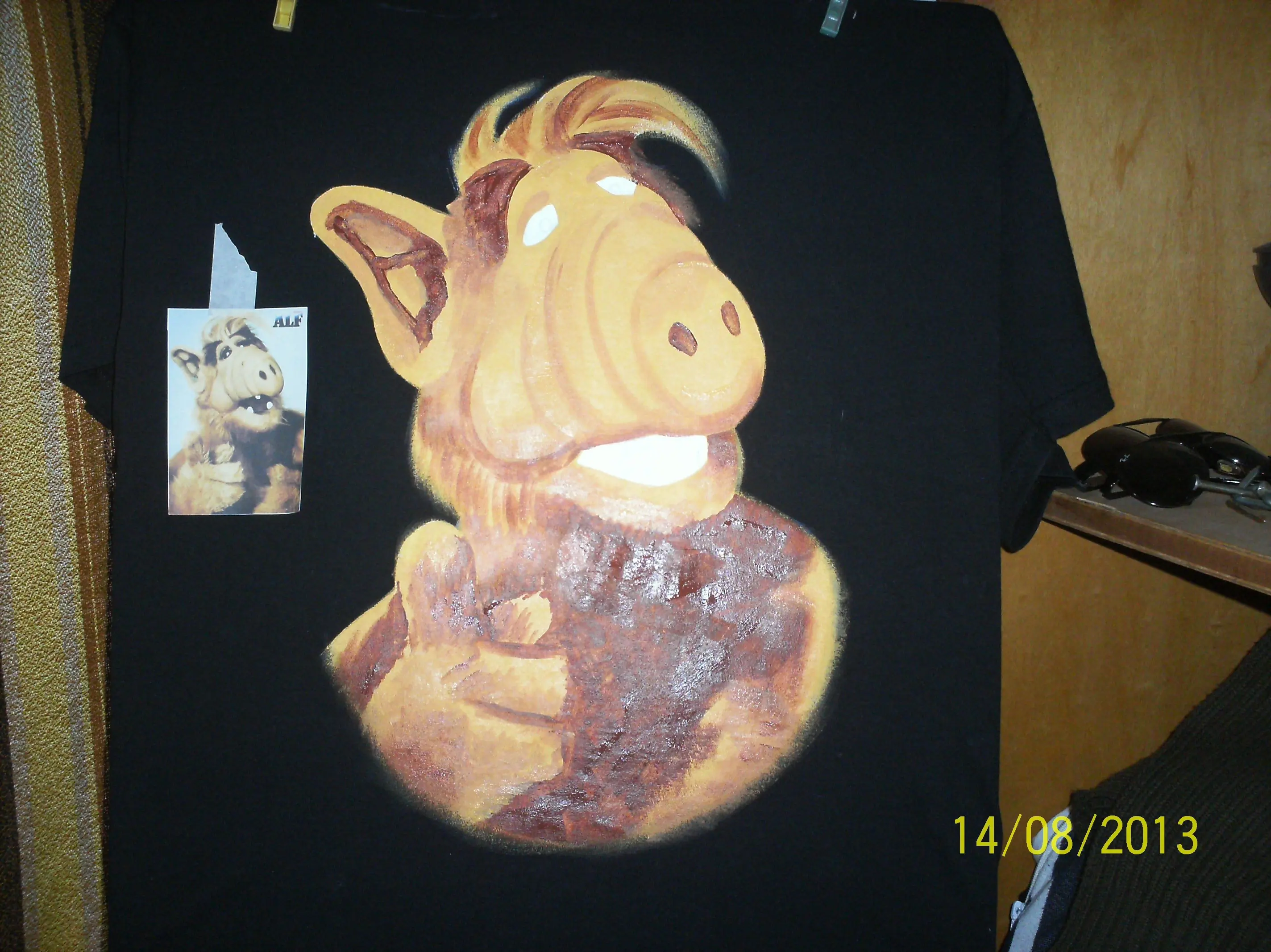Remera pintada a mano de Alf