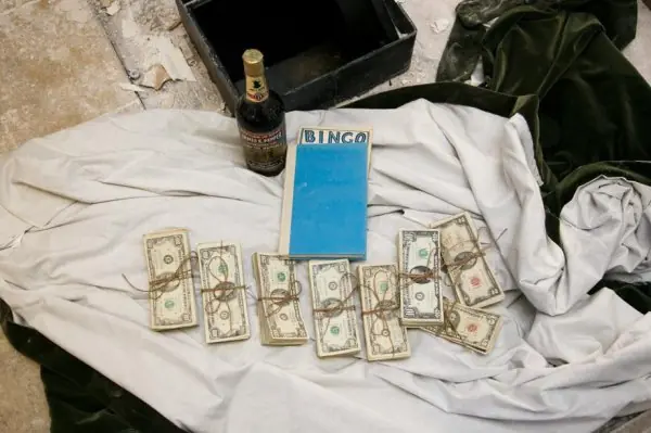Descubren una caja fuerte dentro de su casa, con guita!