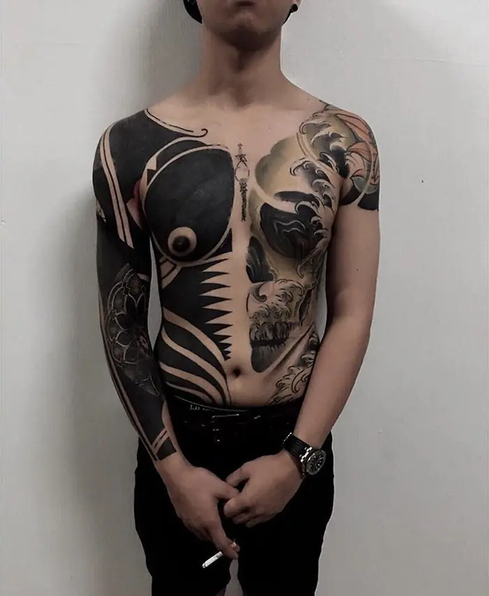 Cubrir el tatuaje que no te gusta, esta es una opción.