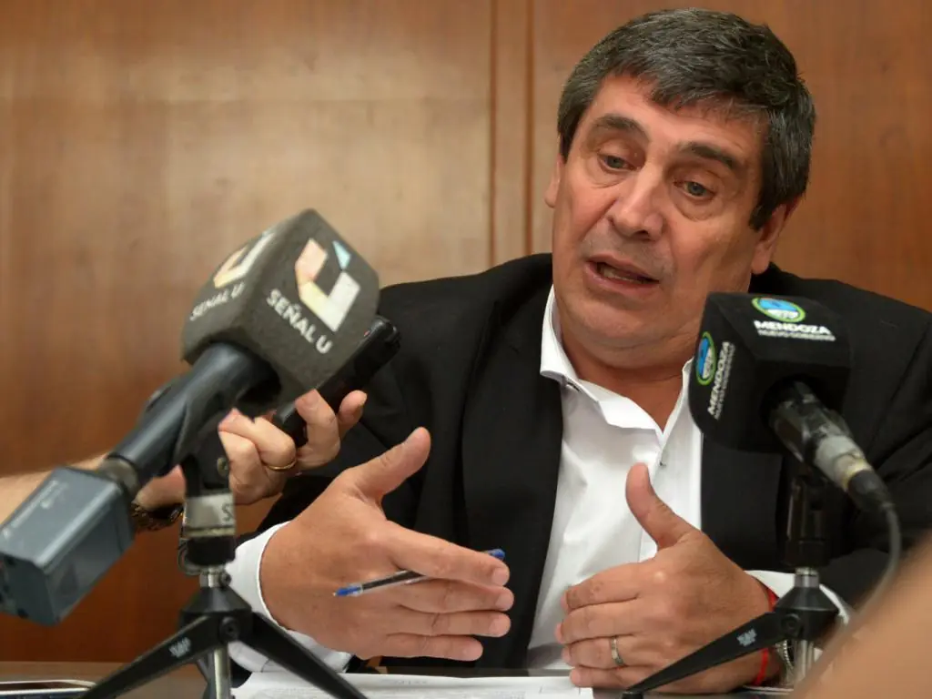 Quieren cobrar por los chilenos que se atiendan en los...