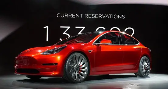 Tesla Model 3 arrasa con casi 300.000 preservas en 72 horas