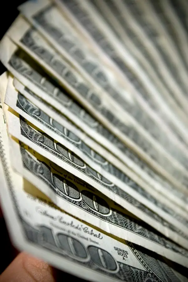 Un anciano pide ser enterrado con su dinero