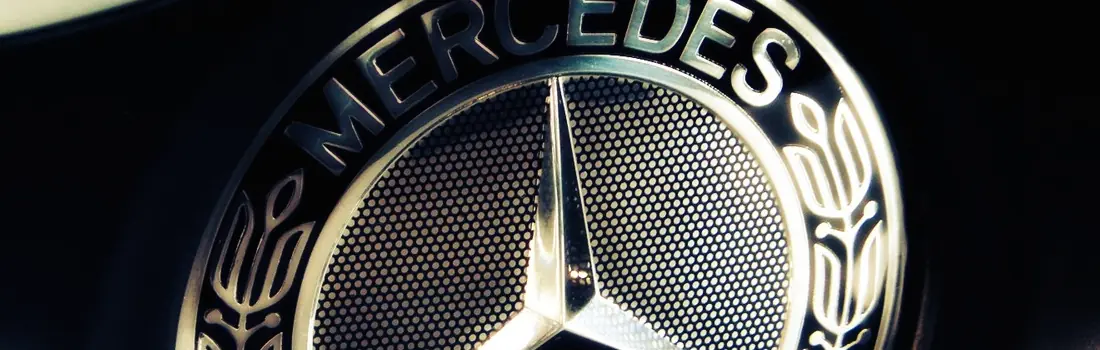 Alemania: Mercedes-Benz reemplaza robots con personas