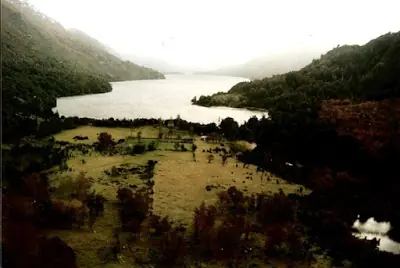 Quien es Joe Lewis, usurpador de Lago Escondido (Megapost)