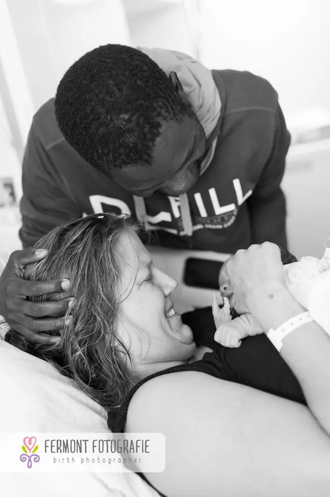 34 emocionantes fotos de padres conociendo a sus bebés. 34 emocionantes fotos de padres conociendo a sus bebés.