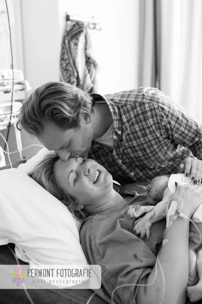 34 emocionantes fotos de padres conociendo a sus bebés. 34 emocionantes fotos de padres conociendo a sus bebés.