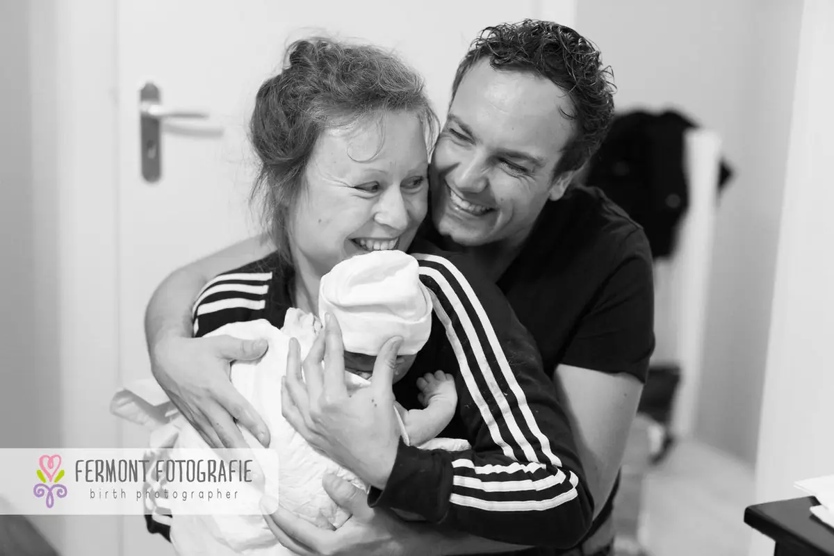 34 emocionantes fotos de padres conociendo a sus bebés. 34 emocionantes fotos de padres conociendo a sus bebés.