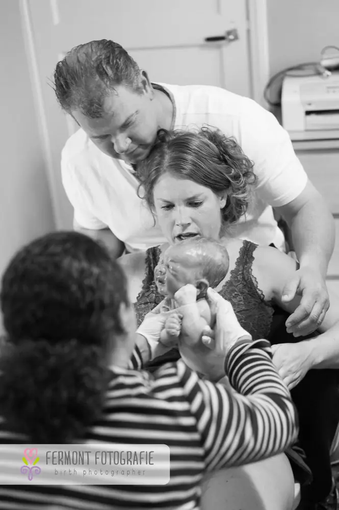 34 emocionantes fotos de padres conociendo a sus bebés. 34 emocionantes fotos de padres conociendo a sus bebés.