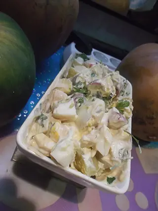 Ensalada de huevo, patata y rabano