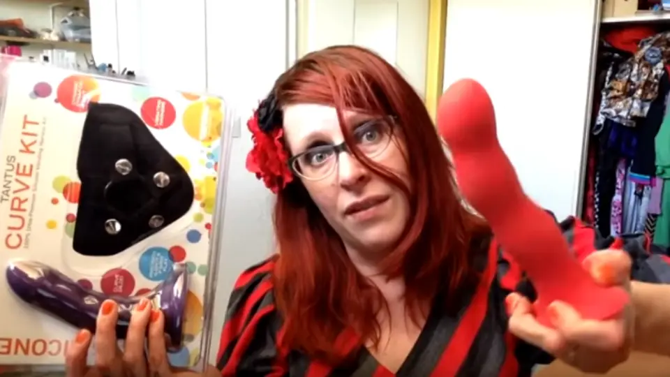 Chantall, la mujer que trabaja probando dildos