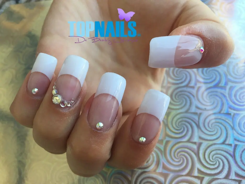 Uñas Acrílicas francesas y Cristales Swarovski.💅
