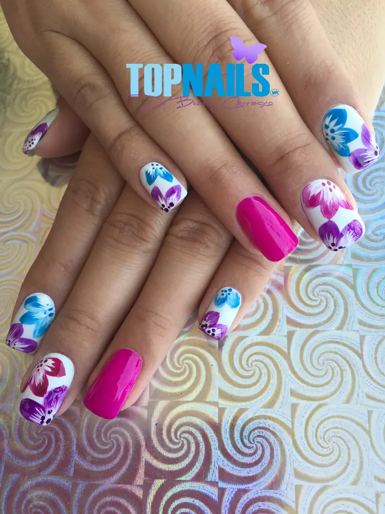 Uñas Acrílicas con esmalte tradicional y decorado Floral 💅