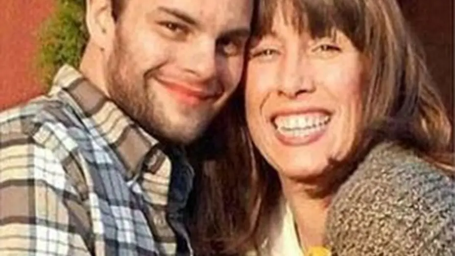 Mujer se casará con su hijo, quieren tener un hijo