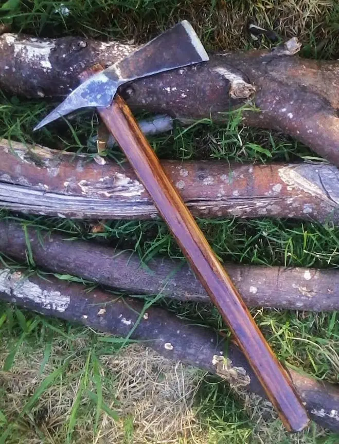 Me hice un tomahawk con una hachuela antigua.