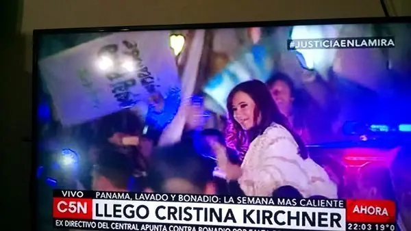 Macri con empresarios, Cristina con el pueblo