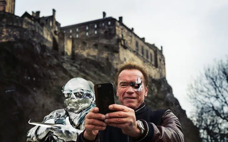 Arnold Schwarzenegger provoca una épica batalla de Photoshop Arnold Schwarzenegger provoca una épica batalla de Photoshop