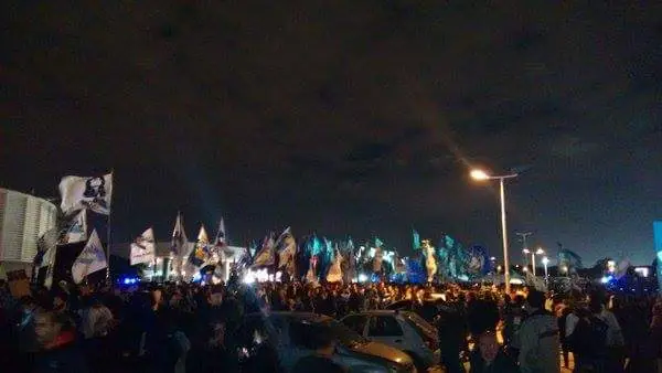 Macri con empresarios, Cristina con el pueblo