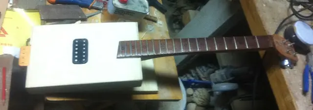 cigar box guitar