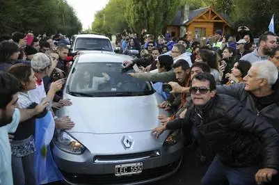 Macri con empresarios, Cristina con el pueblo