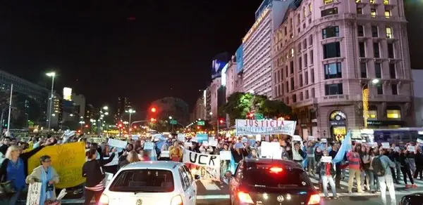 Marchan contra CFK en el Obelisco