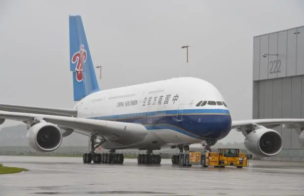 Confundió la salida de emergencia del avión con el baño y..