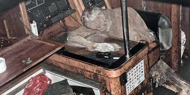 encuentran un naufrago momificado en su embarcación