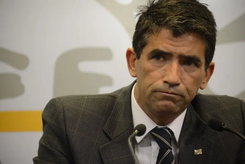 En medio de escándalo por su título, Sendic preside gabinete