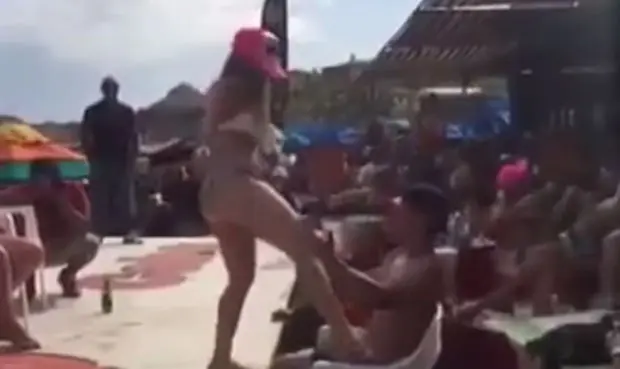 Profesora perdió su trabajo por atrevido baile