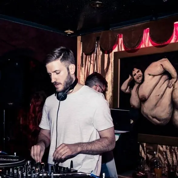 Djs ponen música en el aire, en globos aerostaticos