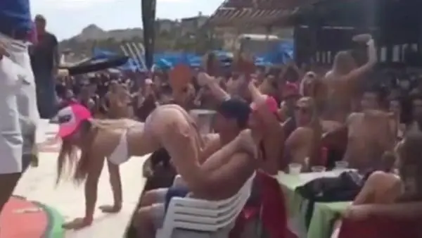 Despiden Maestra por Baile Hot en Bikini