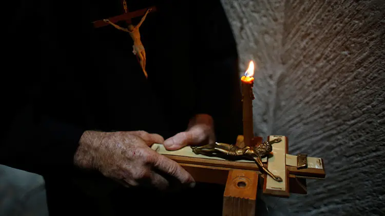 Un cura católico compara a los clérigos pederastas con muj