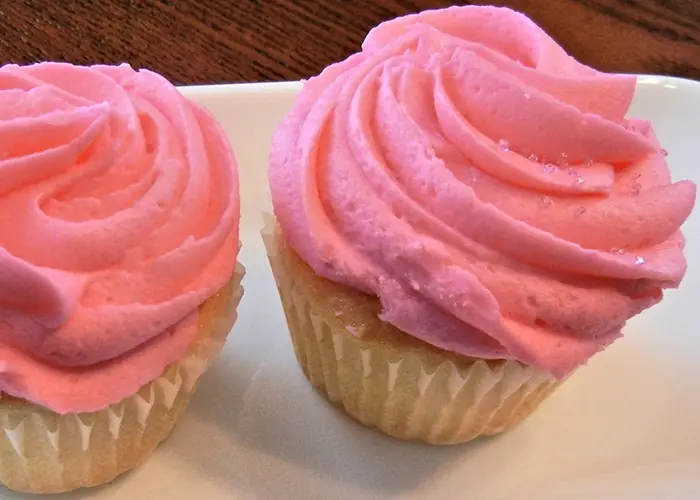Cupcakes de vainilla y cerezas