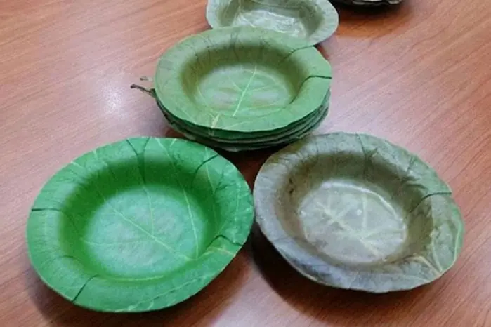 Tailandeses crean platos desechables hechos de hojas