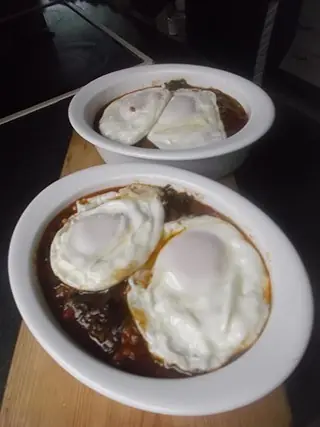 Huevos fritos con acelgas