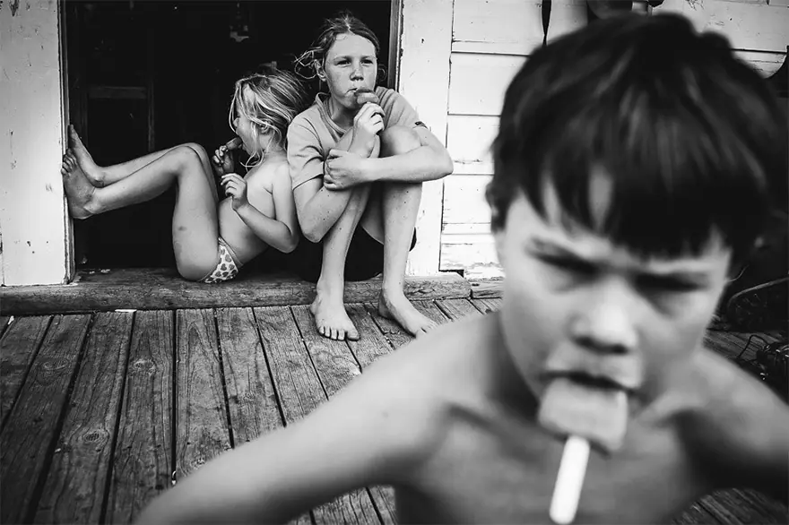 Madre fotógrafa documenta la infancia de sus hijos